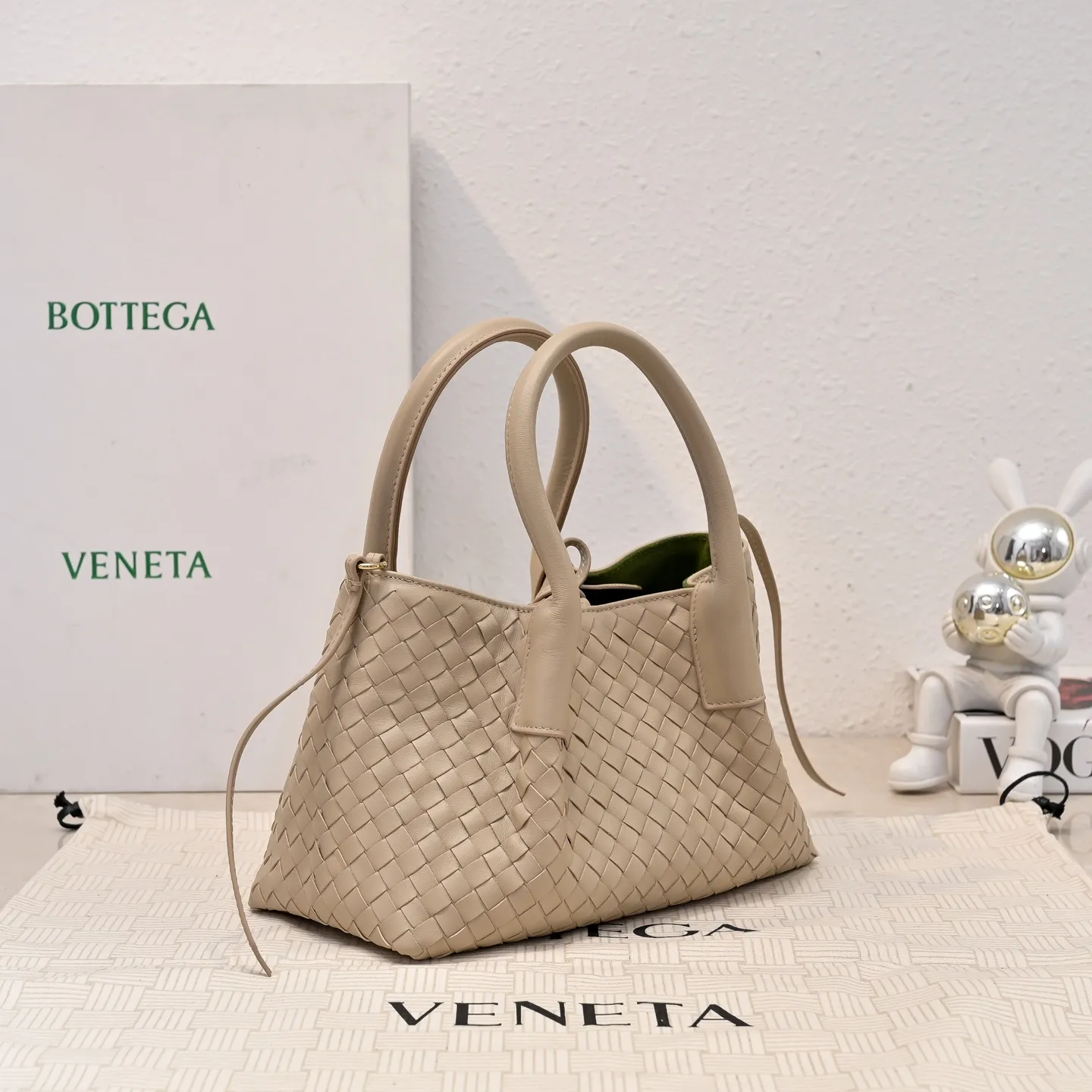 Batch 1760 BOTTEGA VENETA 2025 new product pinacoteca has super soft leather, and the weaving function, practicality and relaxed fashion sense have not fallen behind❤️‍🔥Amway has given sisters a must-have bag when going out. The size of the bag also accurately meets the commuting needs of urban beauties. It can accommodate mobile phones, keys, lipstick, powder, sunscreen, shopping bags...all of it! ! ! 🔥The capacity should not be underestimated~ It does not choose people, clothes, or occasions. With its majestic curved outline, exquisite woven texture, delicate edges and rounded handles, this woven vegetable basket bag truly achieves the goal of "dressing up and being fashionable without getting in the way"~ Are you interested in Jimei? Style number: 9004 Size: 24*15*12cm